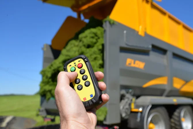 puldiga-remotecontrol-conveyorbelt-trailer-web-1200×801 Kaukosäädin vakiovarusteessa